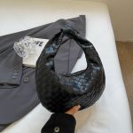 Women Fashion Casual Solid Color Woven Dumpling Handbag - Image 5