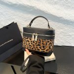 Wholesale Fashion Cylinder Stitching Color Shoulder Bag - Image 10