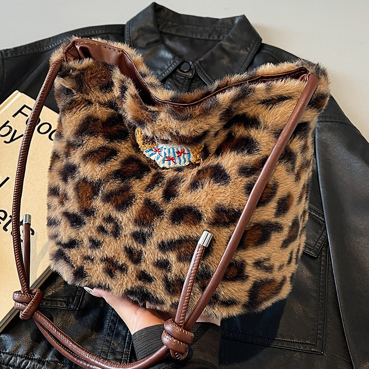 main_0-430 Women Fashion Cute Large-Capacity Leopard Plush Shoulder Bag - Image 1