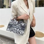 Women Stylish Large-Capacity Canvas Tote Bag - Image 3