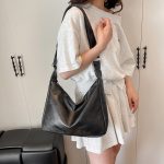 Wholesale Casual Commuter Large Capacity Shoulder Bag - Image 3