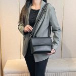 Wholesale Women Fashion Simple Solid Color Large Capacity Crossbody Bag - Image 4
