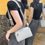 Wholesale Women Casual Large Capacity Crossbody Bag - Image 4